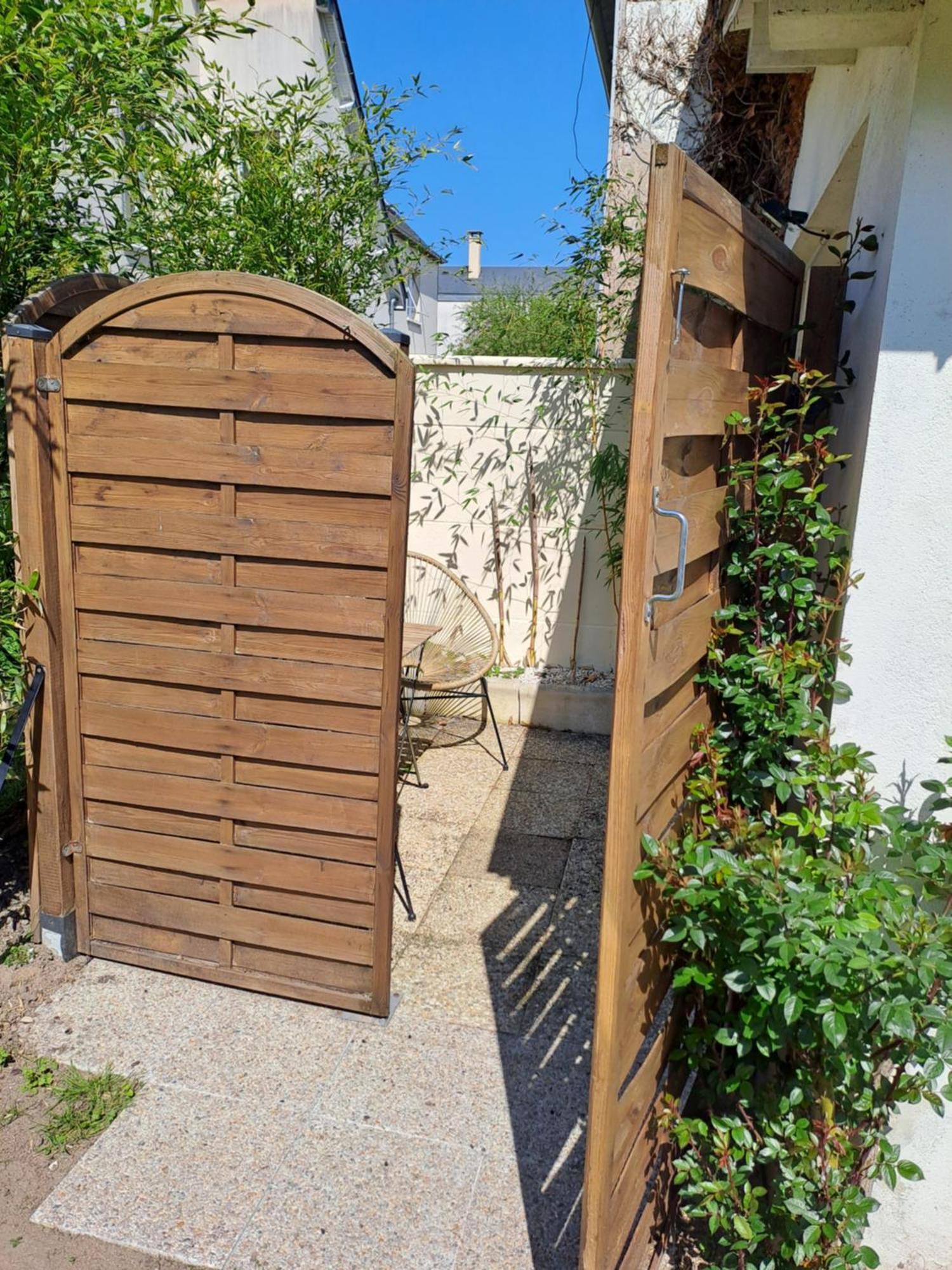 Joli Studio Au Calme Dans Un Jardin Privatif Ouistreham Dış mekan fotoğraf