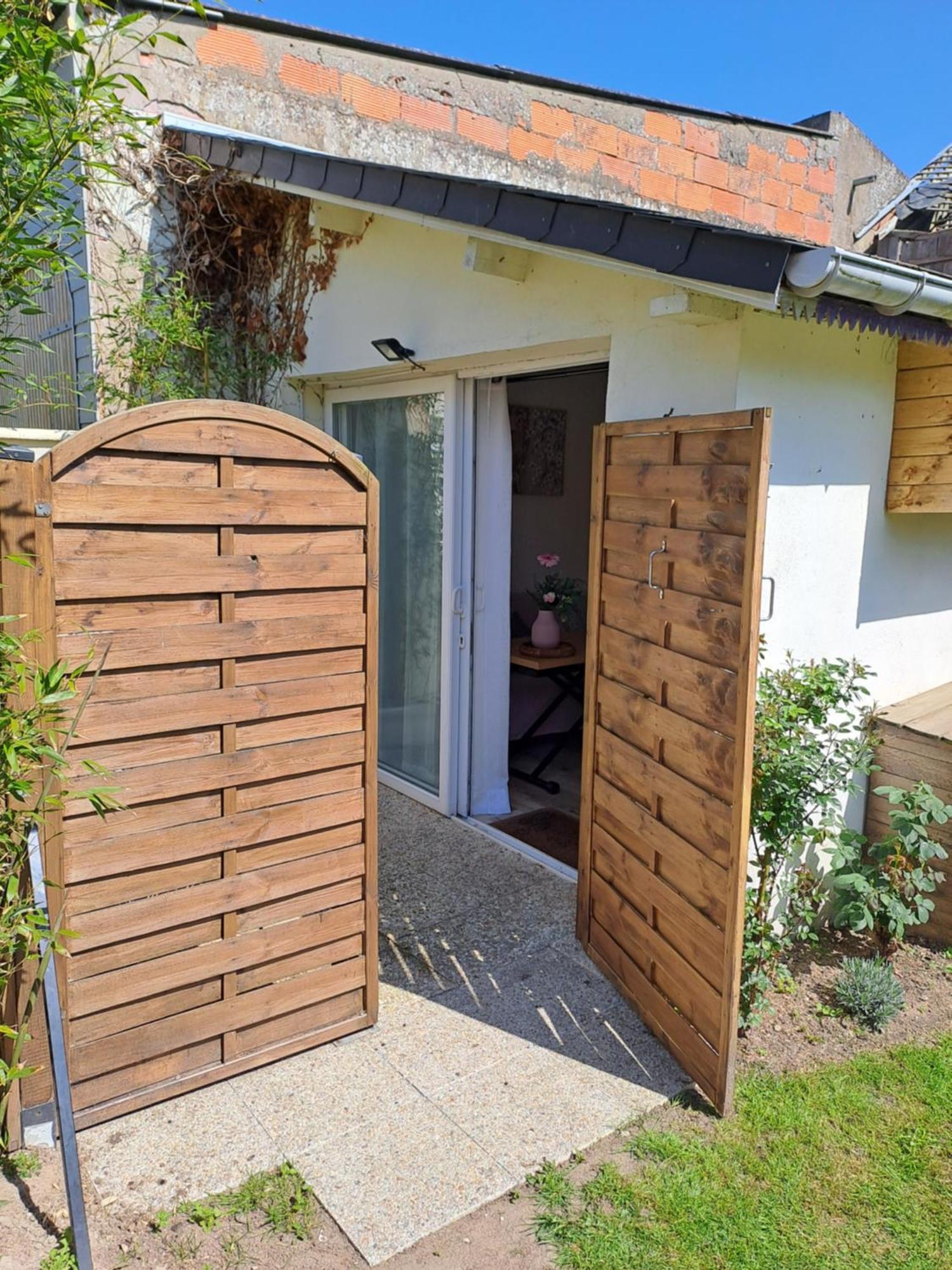 Joli Studio Au Calme Dans Un Jardin Privatif Ouistreham Dış mekan fotoğraf